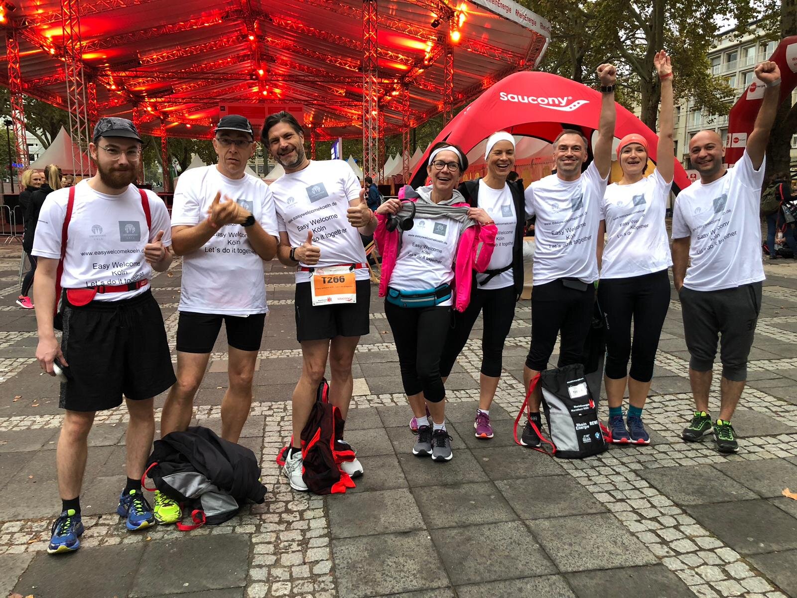 Staffellauf mit Geflüchteten, Helferinnen und Spendernnen beim Köln Marathon 2018