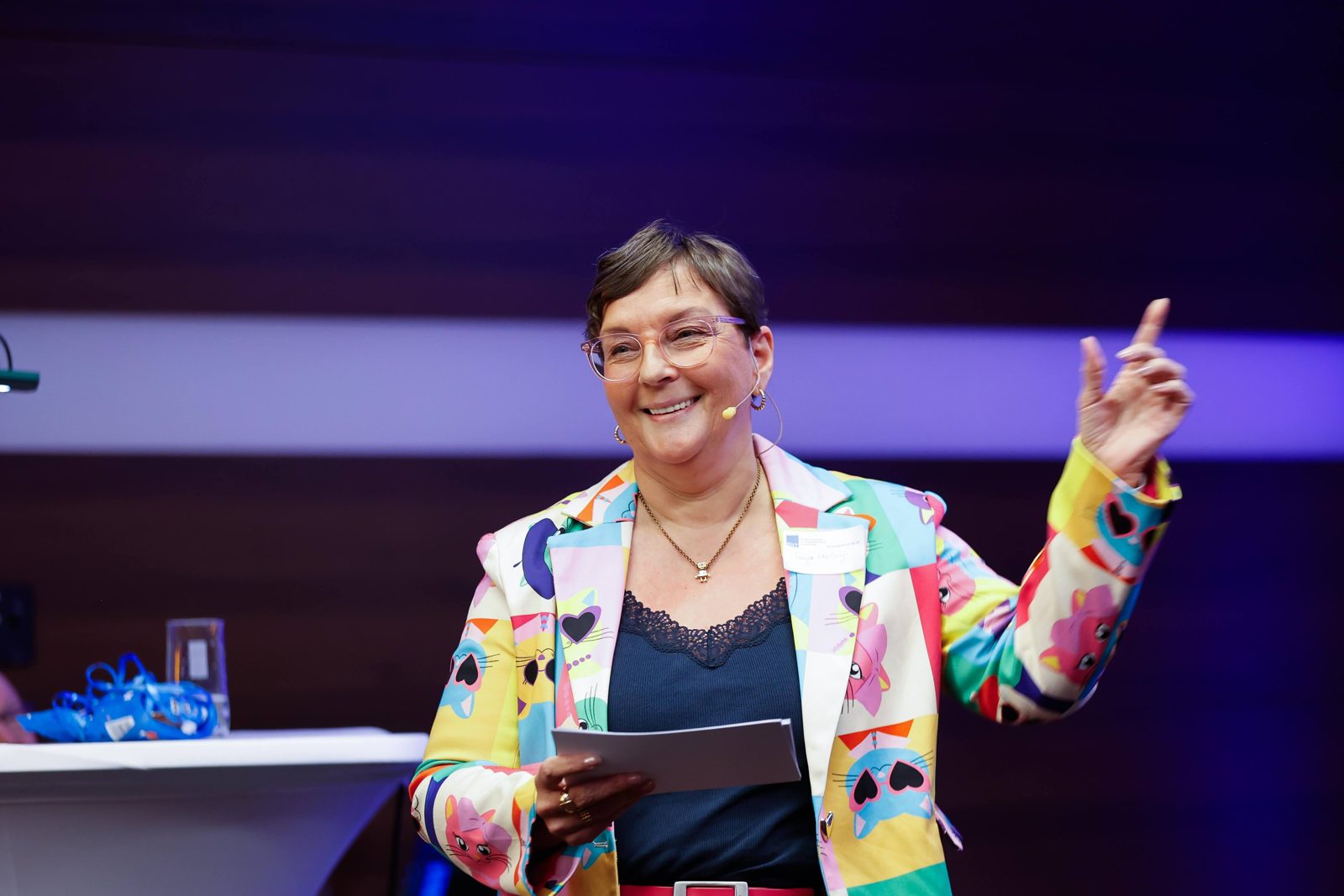 Tanja Hartwig moderiert das Diversity-Panel auf der Bühne des BDVT-Camps 2025