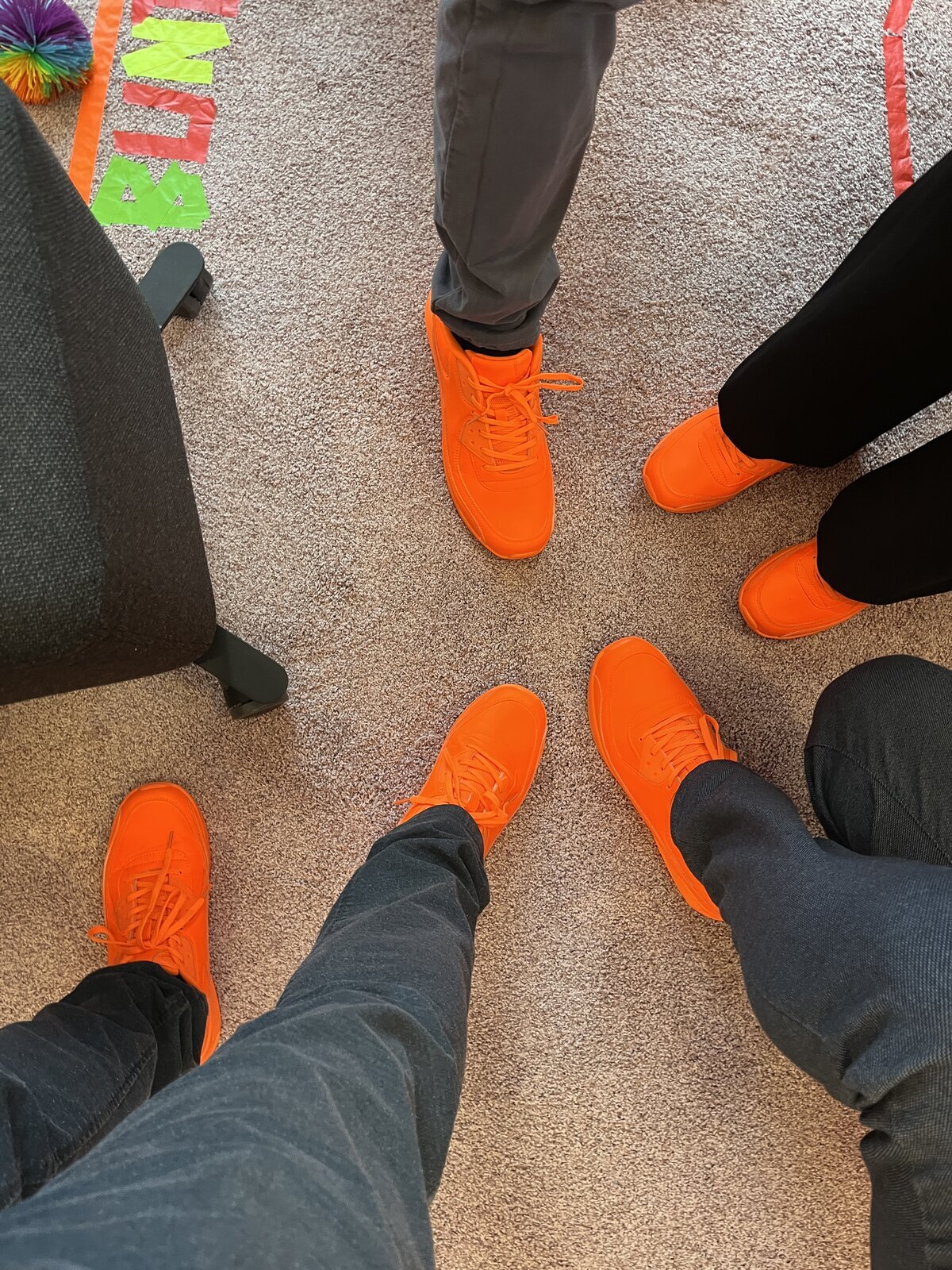 Die orangefarbenen Schuhe des EK-Teams auf der Messe