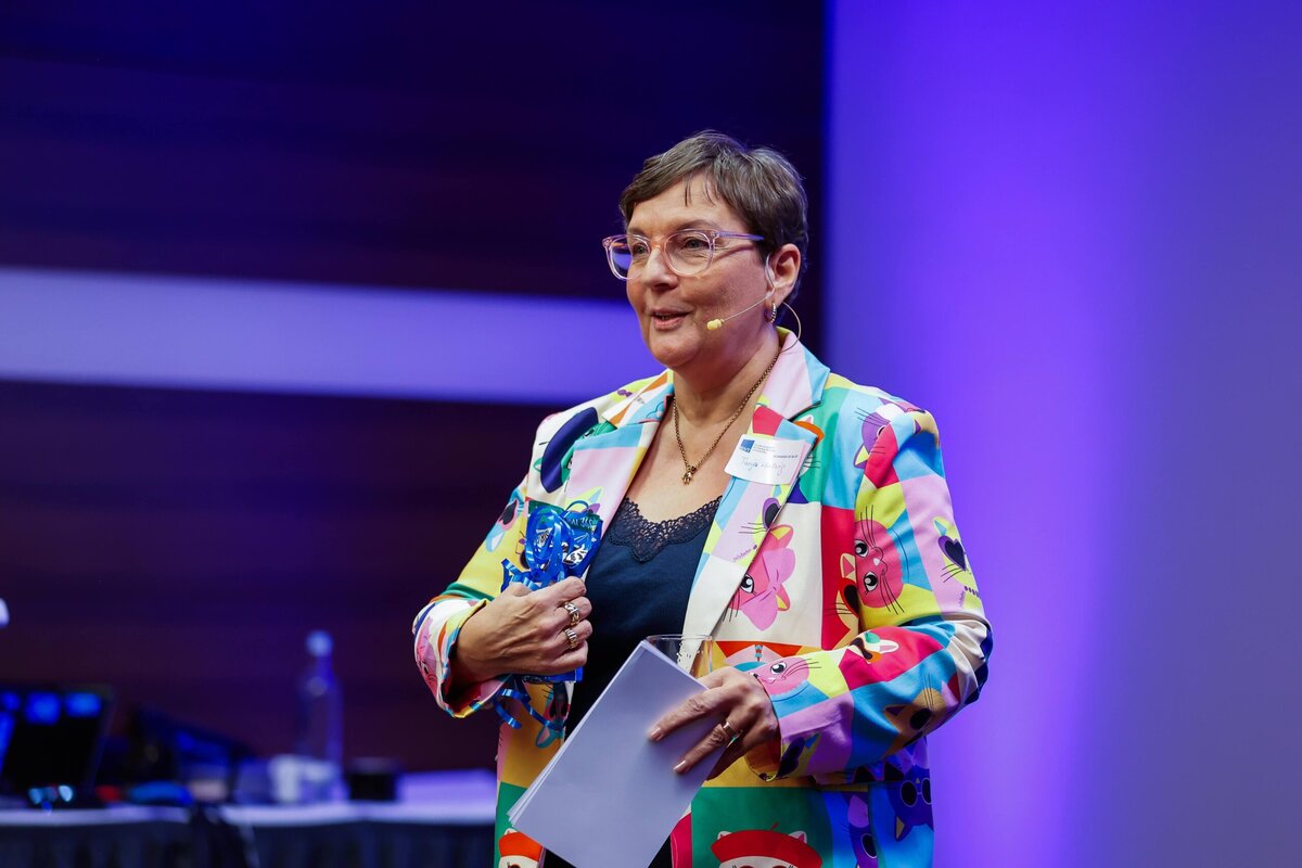 Tanja Hartwig hält einen Vortrag auf der BDVT-Camp-Bühne