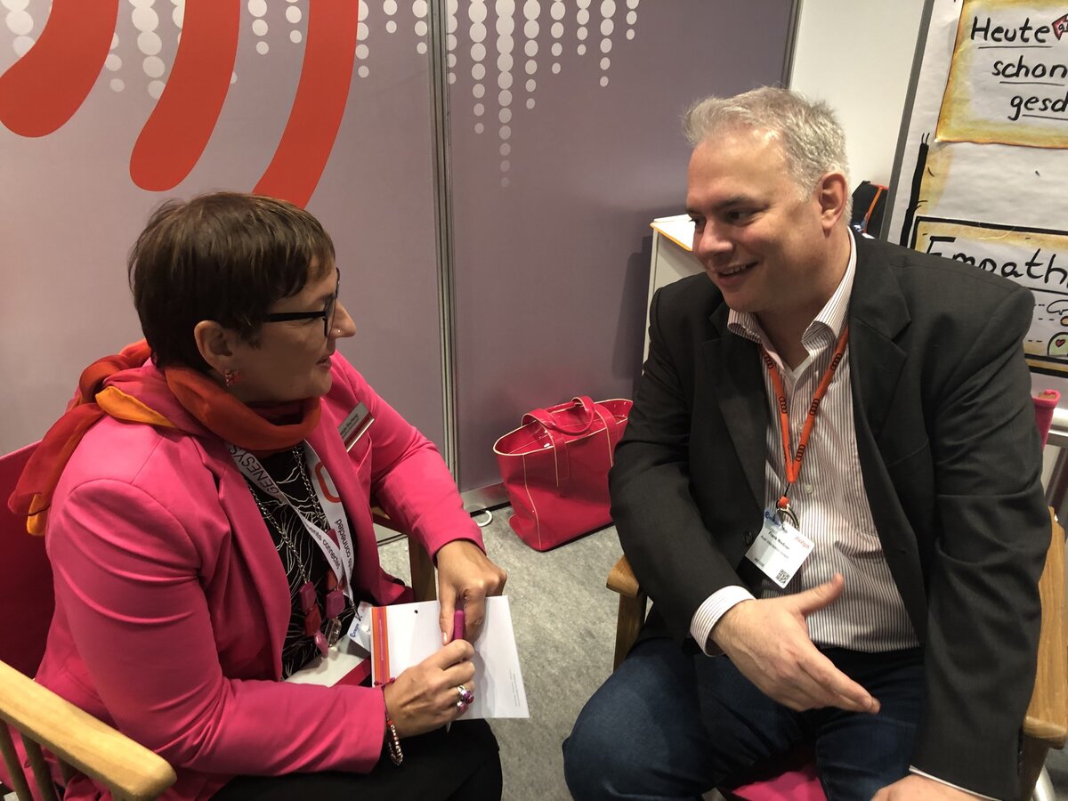Tanja Hartwig im Gespräch mit einem Kunden auf der Fachmesse CCW